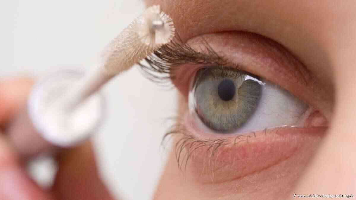 Augenringe durch Wimpernserum? Arzt warnt vor Nebenwirkungen
