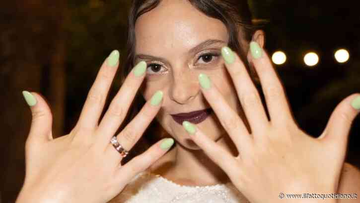 Niente dress code per gli invitati, hamburger e karaoke al ricevimento, pizza a mezzanotte e girasoli ovunque: il matrimonio secondo Francesca Michielin