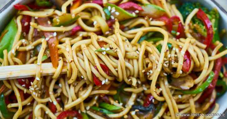 Decine di dipendenti mangiano noodles di pollo e poi si sentono malissimo: società di catering sotto indagine per intossicazione alimentare