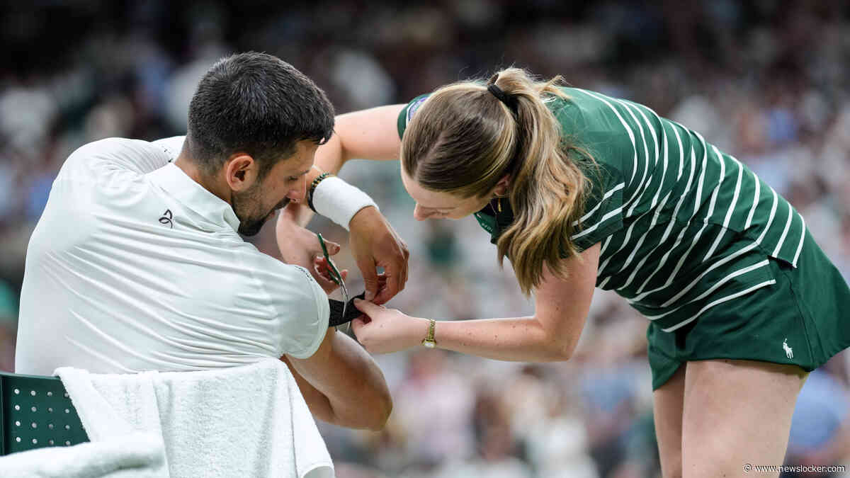 Novak Djokovic zegt sorry tegen behulpzame medewerkster op Wimbledon na uithalen ’niet leuk’ grapje