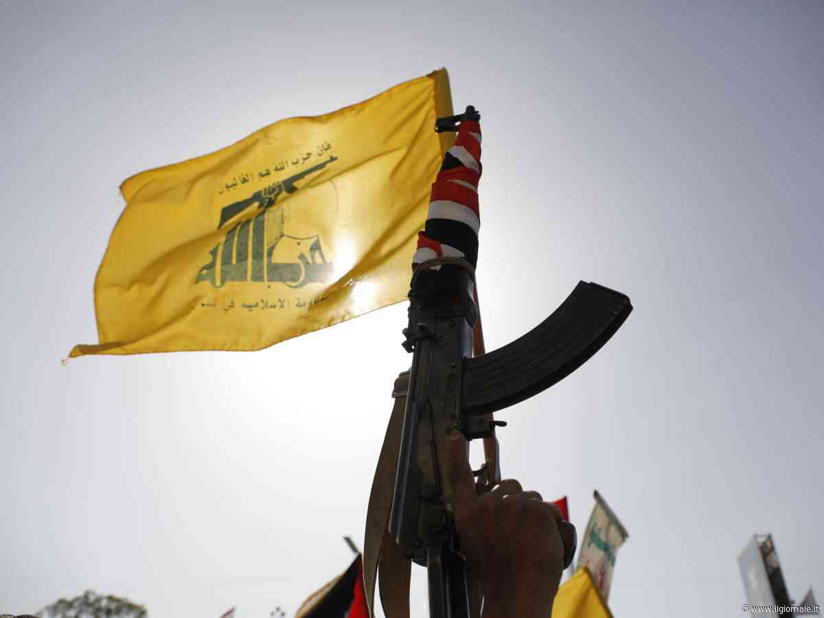 Sfila con la bandiera di Hezbollah al corteo del 25 aprile a Milano: indagata per terrorismo