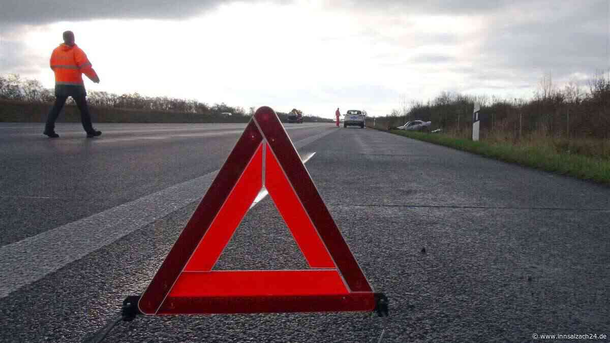 Bei Starkregen zu schnell unterwegs: VW Touareg schleudert auf A94 in Grünstreifen
