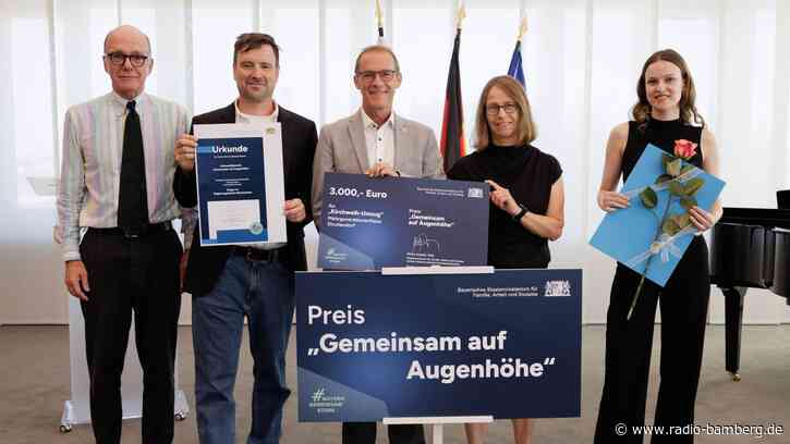 Sozialministerin verleiht den Preis „Gemeinsam auf Augenhöhe“ an Mehrgenerationenhaus Strullendorf