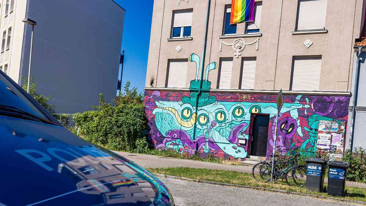 Polizei löscht Brand: Mutmaßliche Rechtsextreme greifen Cottbuser Wohnprojekt an