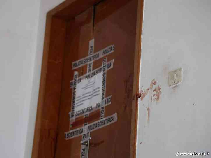 Il 62enne trovato in una pozza di sangue. Fermata la compagna 33enne: "Mi sono difesa"