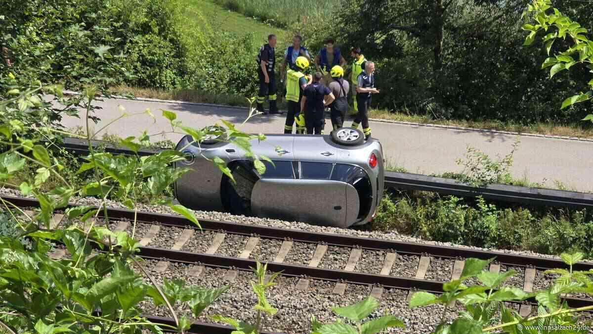 Auto kippt in Gleisbett: Zugausfälle und Verspätungen zwischen Bad Endorf und Rosenheim
