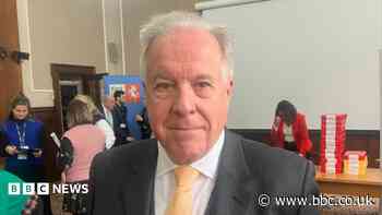 Council's cost-cutting plan 'dead', opposition says