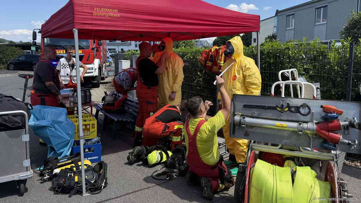 Gefahrstoffe ausgetreten: Zwei Verletzte durch chemische Reaktion
