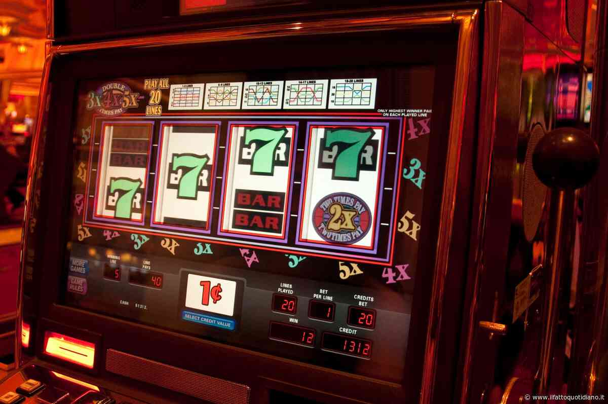 “Questo sì che è un bel modo di trascorrere uno scalo”: gioca alla slot machine mentre è in aeroporto nell’attesa di imbarcarsi e vince 3,3 milioni alla “Ruota della Fortuna”