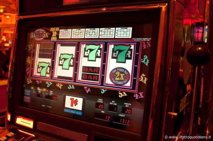 “Questo sì che è un bel modo di trascorrere uno scalo”: gioca alla slot machine mentre è in aeroporto nell’attesa di imbarcarsi e vince 3,3 milioni alla “Ruota della Fortuna”