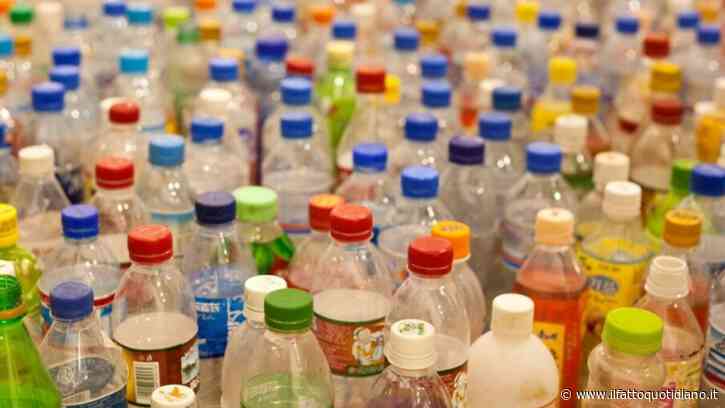 Nuovo regolamento Ue, dal 2030 addio alle confezioni da sei bottiglie d’acqua e agli imballaggi singoli per frutta e verdura