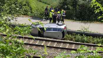 Auto kippt in Gleisbett: Bahn-Strecke zwischen Bad Endorf und Rosenheim wieder freigegeben
