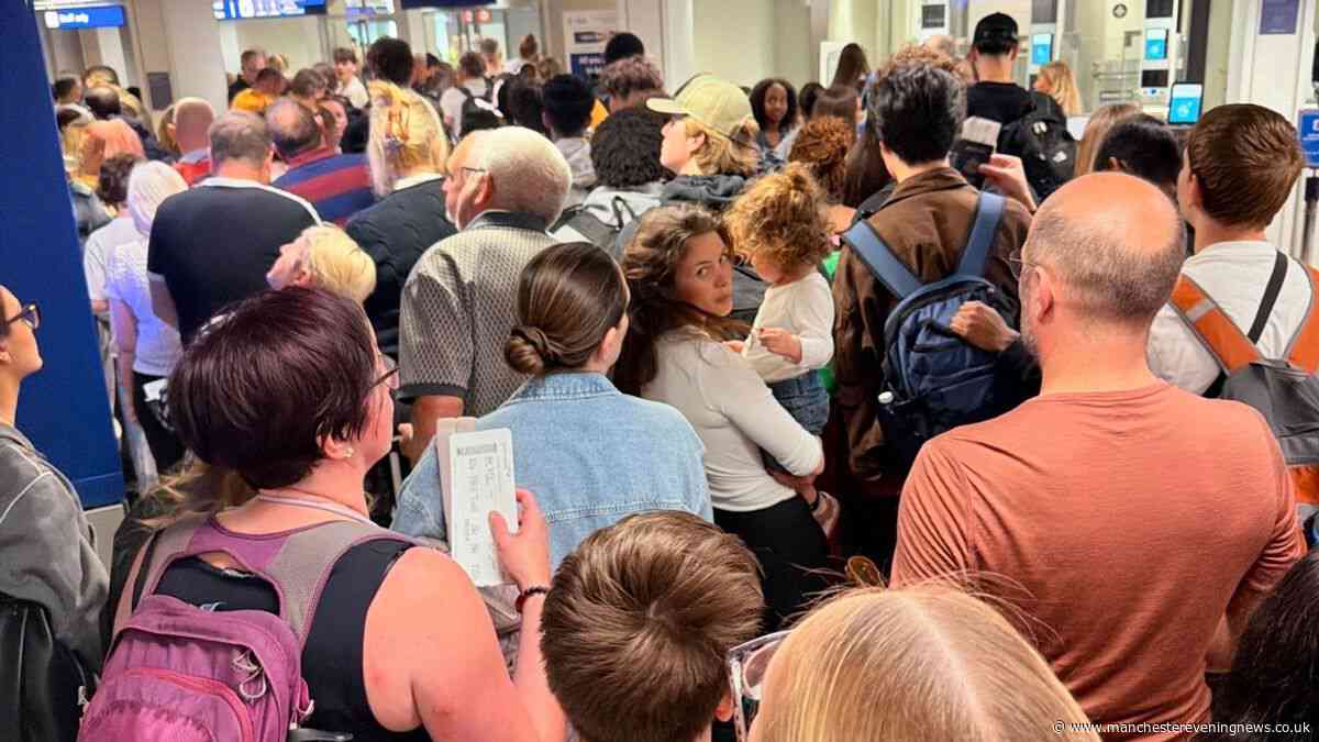 Ryanair issues 'passport queue chaos' warning ahead of summer holidays