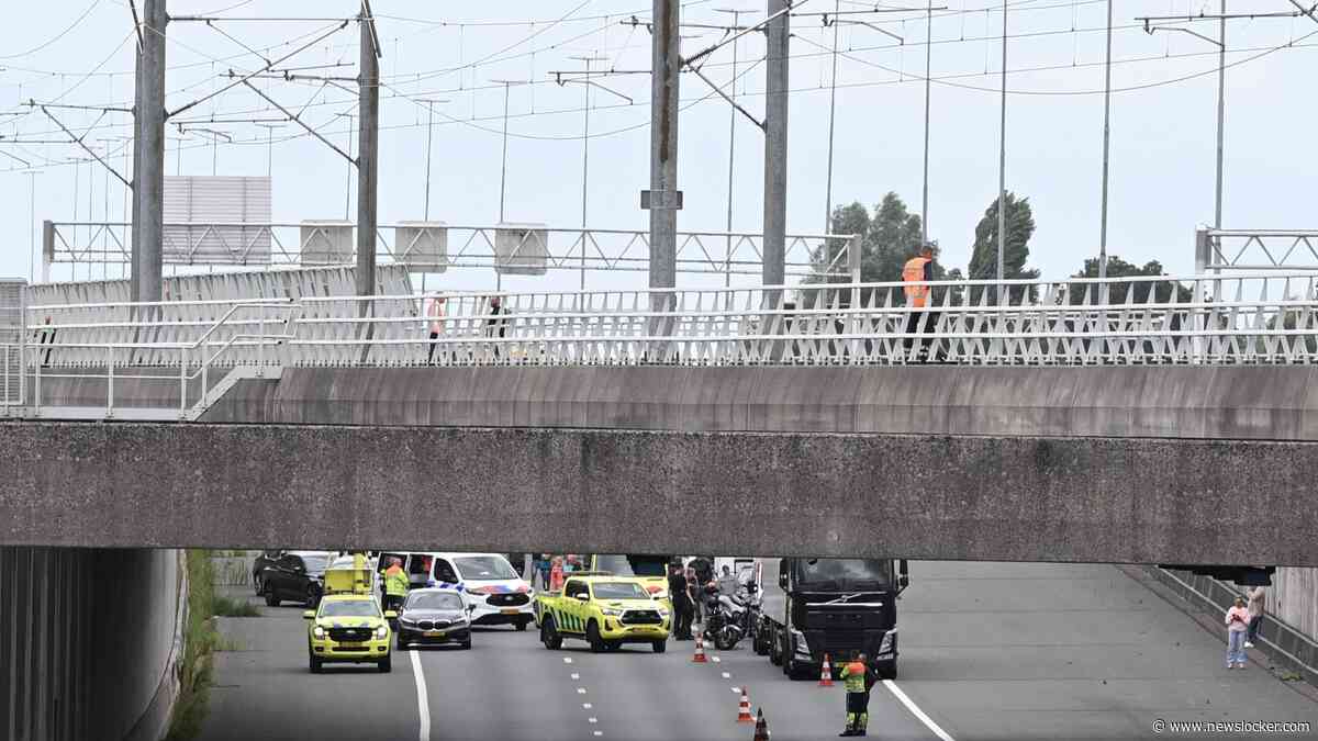 A4 afgesloten nadat verward persoon op spoorbrug over snelweg klimt