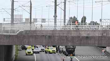 A4 afgesloten nadat verward persoon op spoorbrug over snelweg klimt