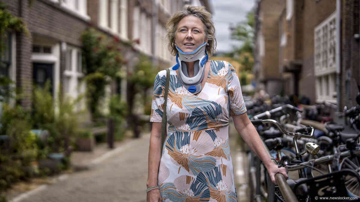 Stuk van bank valt uit raam op hoofd Sabine (56): ’Ik voelde een hele harde krak in mijn nek’