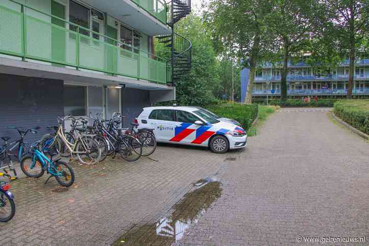 Bewoner valt in slaap, bank vliegt in brand