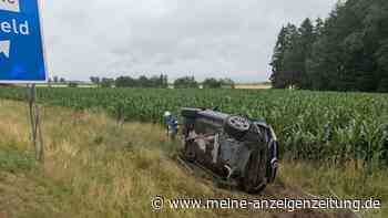 Automatischer Notruf löst Großeinsatz aus – Auto liegt im Graben