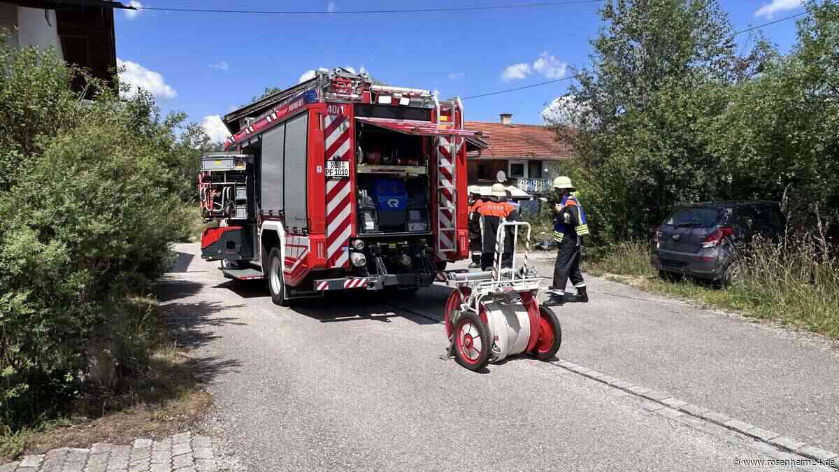 Überhitzte Fahrzeugbatterien lösen Feuerwehreinsatz bei Pfaffing aus