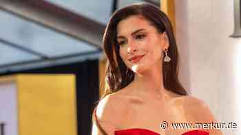 Anne Hathaway schwanger in Knallrot: Warum sie ihr Oberteil verkehrt trug