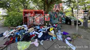 Riesenhaufen Klamotten im Dreck: Unbekannte plündern Container vor Kulturkirche
