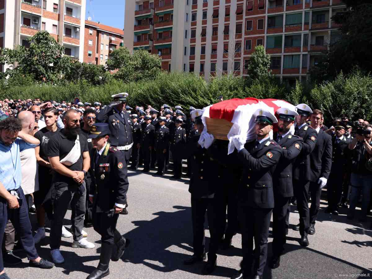Torna in carcere il 26enne arrestato per la morte di Imprezzabile. Oggi a Milano i funerali dell'agente