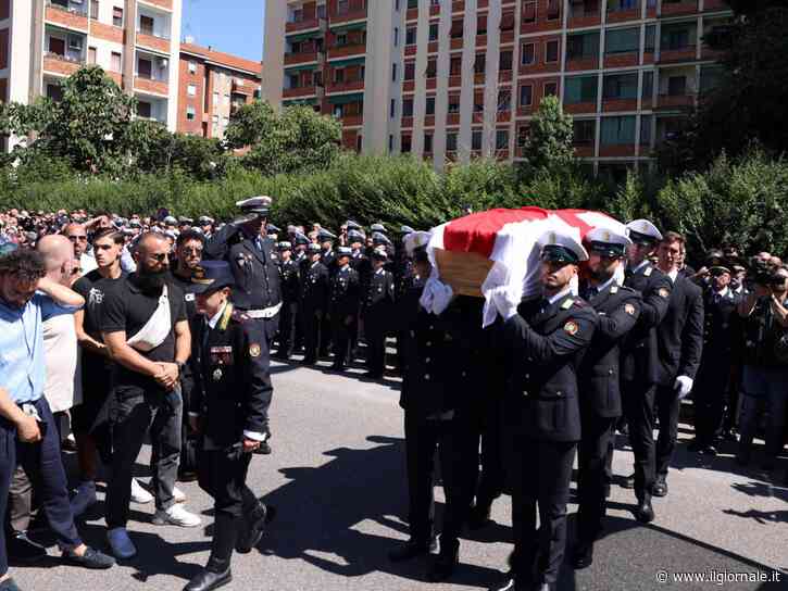 Torna in carcere il 26enne arrestato per la morte di Imprezzabile. Oggi a Milano i funerali dell'agente