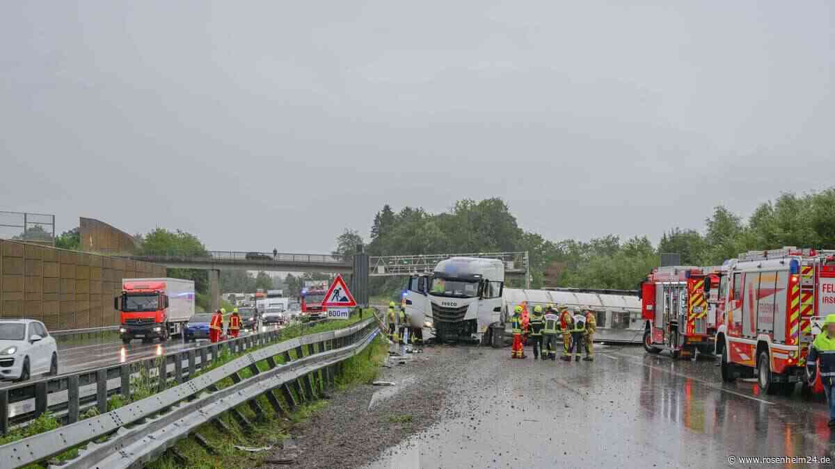 Megastau durch umgekippten Milchlaster: Spektakuläre Wendeaktion befreite etliche Fahrzeuge