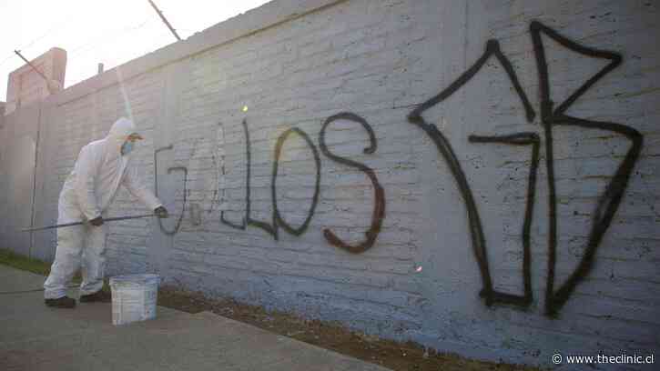 A menos de 24 horas de que fueran tapados, Garra Blanca volvió a rayar murales en Peñalolén y alcalde advierte que “no vamos a parar hasta que lo entiendan”