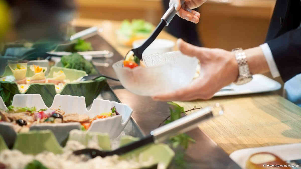 Expat ontslagen wegens onvolledig afrekenen in bedrijfskantine Bijenkorf, gedwongen vertrek dreigt voor gezin
