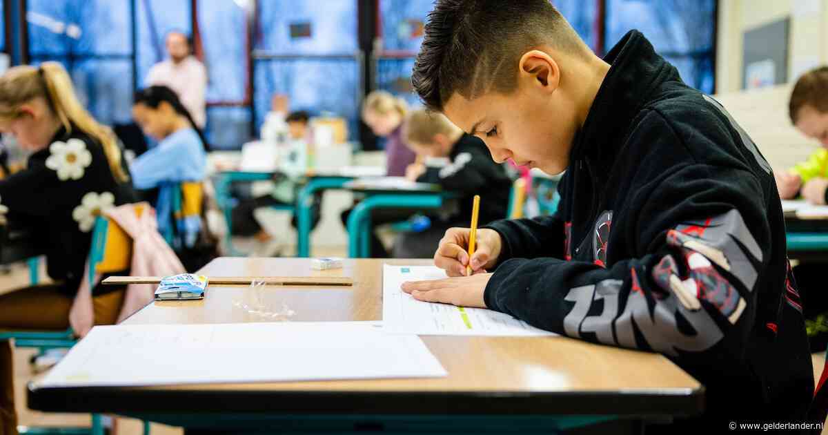 Kabinet wil dat basisschoolkinderen in groep 8 allemaal dezelfde doorstroomtoets krijgen
