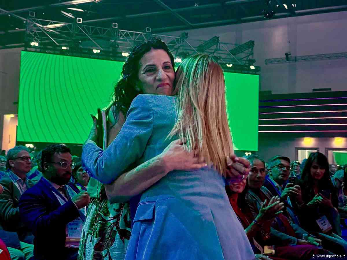 Meloni al Congresso della Uil: "Salario giusto una vittoria per tutti i lavoratori". Poi l'abbraccio con la mamma di Luana D'Orazio