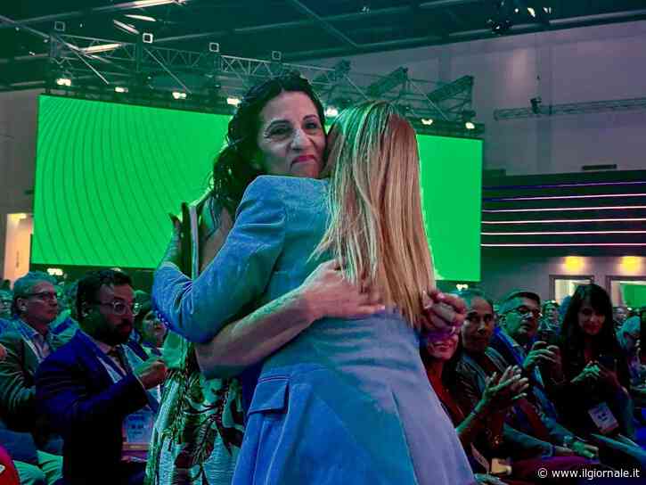 Meloni al Congresso della Uil: "Salario giusto una vittoria per tutti i lavoratori". Poi l'abbraccio con la mamma di Luana D'Orazio