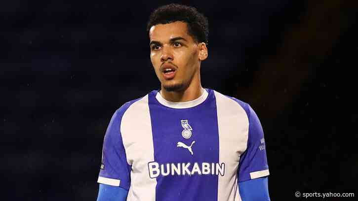 Oldham defender Leake joins Colchester