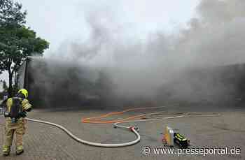 FW Gronau: Feuer in Lagerhalle am Heerweg