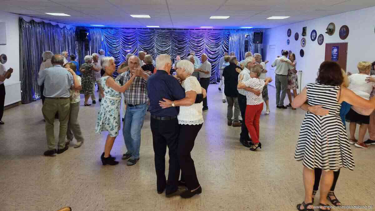 Volles Haus: Senioren tanzen beim zehnten Seniorenball in Moosburg