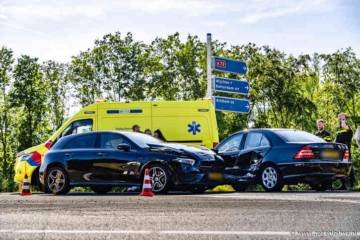 Twee auto’s botsen op drukke kruising