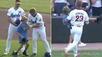 Alarming moment kid faints at baseball game before future MLB star saves the day