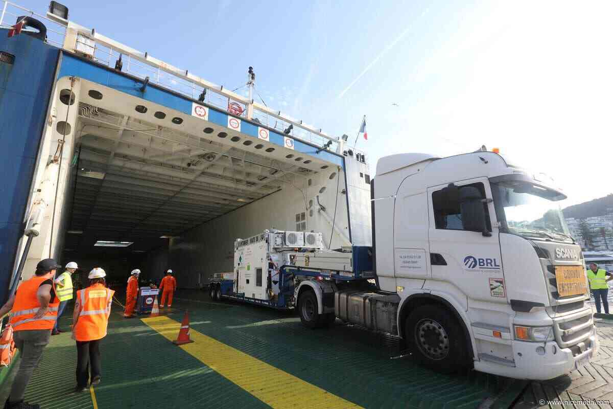 Et si un satellite pouvait savoir quand les plantes stressent ? Assemblé à Cannes, FLEX vient d’embarquer au port de Nice, direction la Guyane