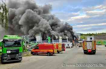 FW Dresden: Großbrand in einem Recyclingbetrieb - Warnung der Bevölkerung erforderlich