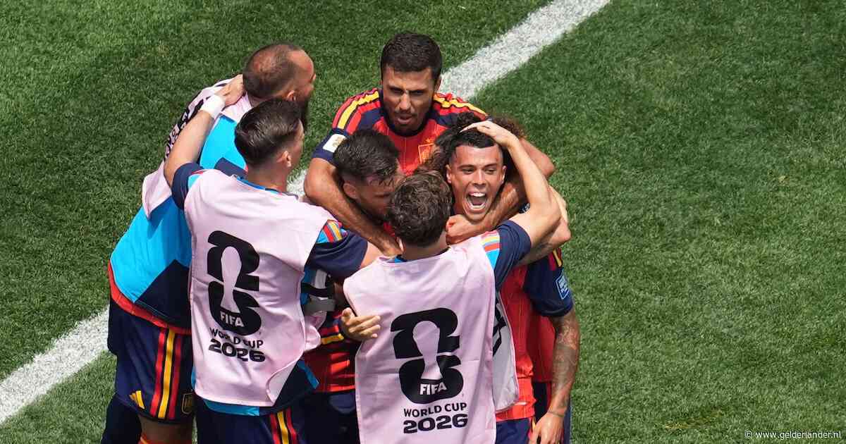 Spanje begint op stoom te komen en plaatst zich eenvoudig voor achtste finale WK