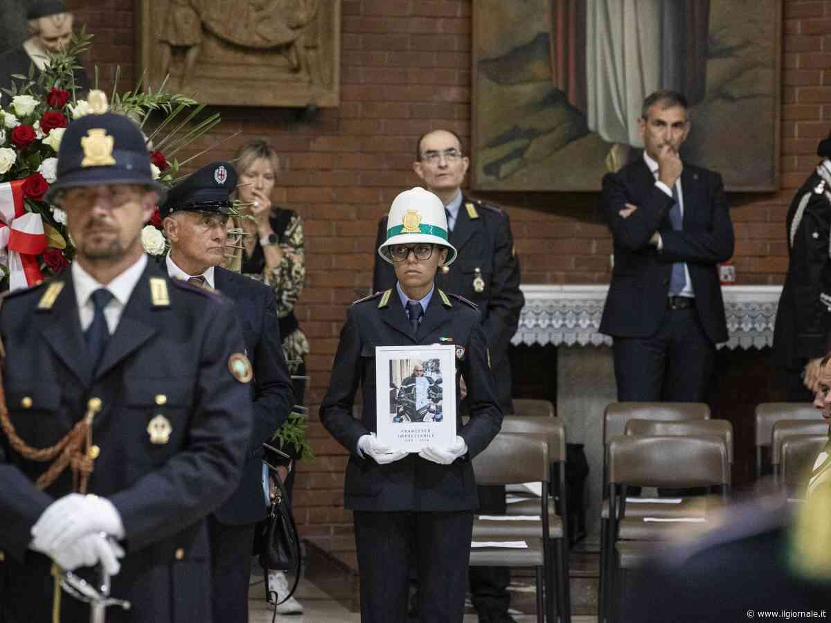 L'addio commosso all'agente Imprezzabile. "Un eroe morto in servizio per la comunità"