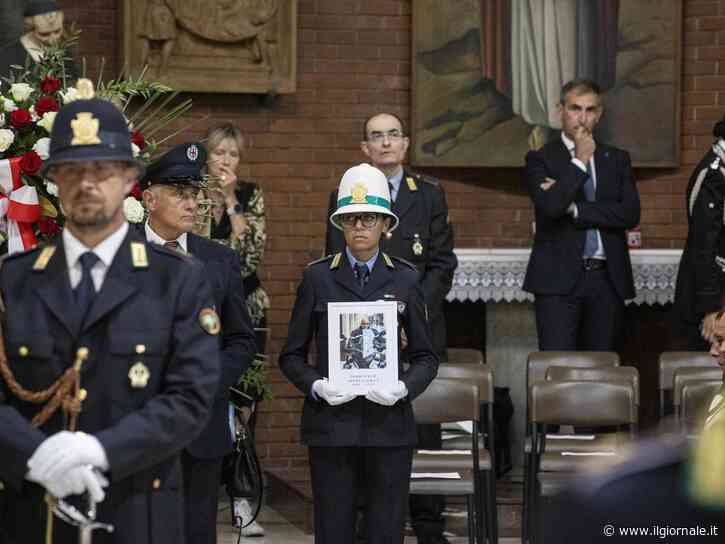 L'addio commosso all'agente Imprezzabile. "Un eroe morto in servizio per la comunità"