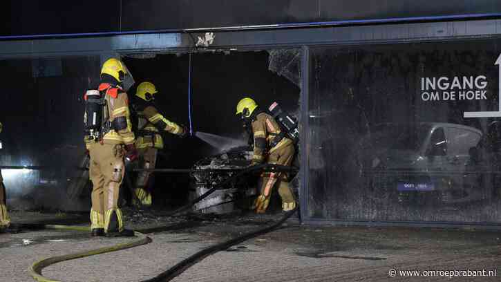 Brand bij autobedrijf in Etten-Leur, auto vat vlam