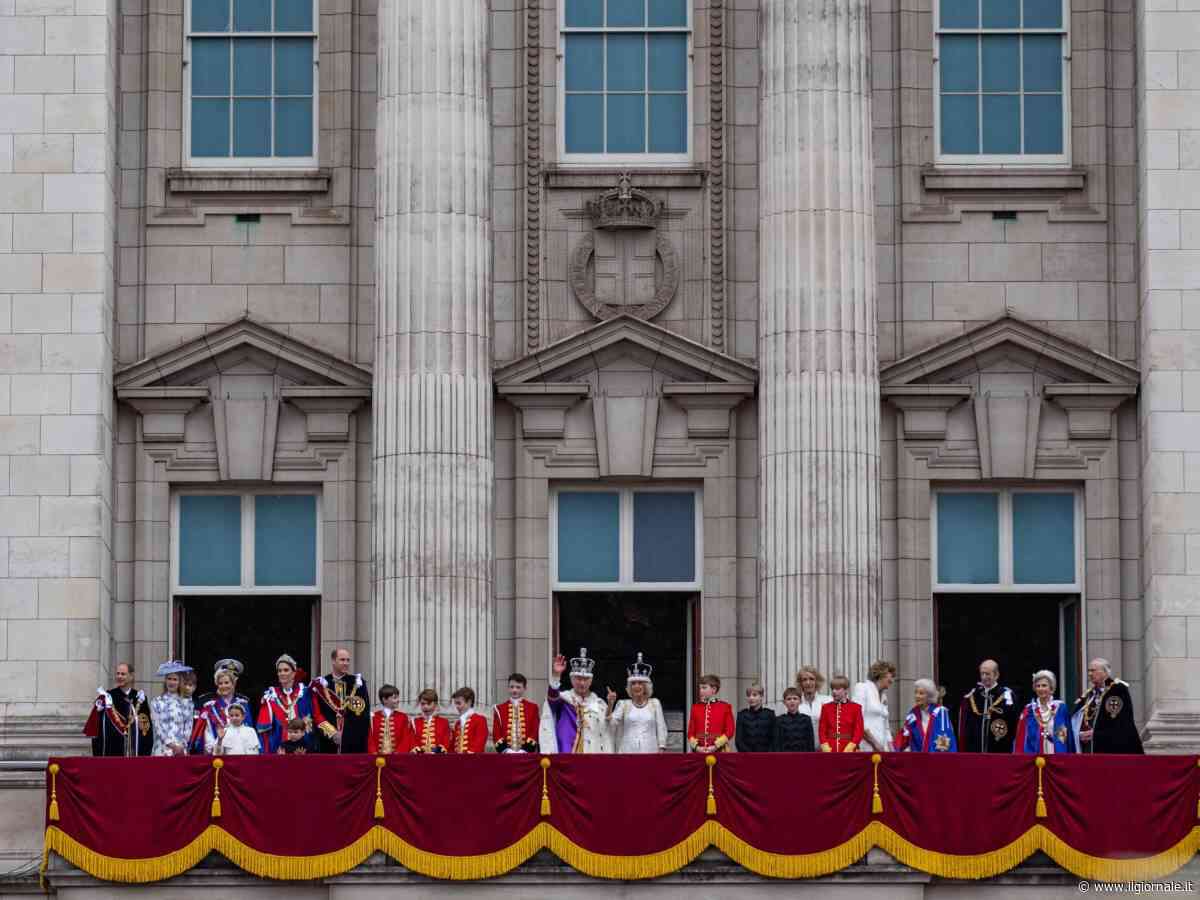 Turisti, topi e infiltrazioni: la “maledizione” di Buckingham Palace e la scelta di Re Carlo