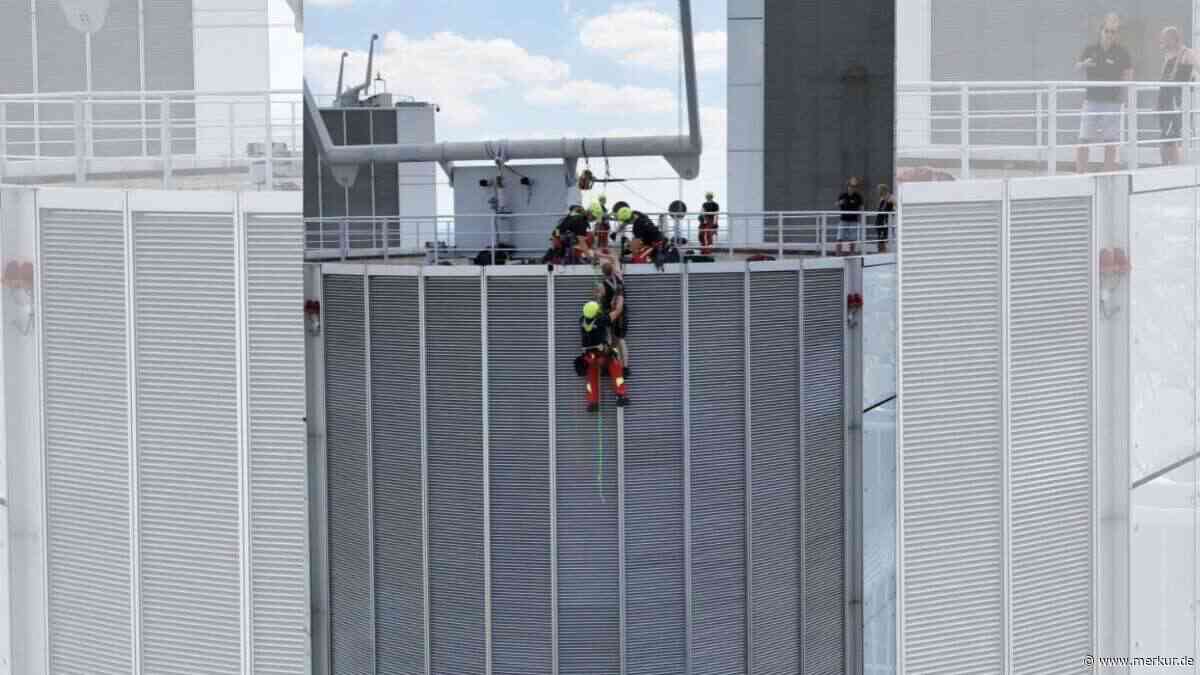Fensterputzer hängen an Deutschlands höchstem Wolkenkratzer fest – spektakuläre Rettung