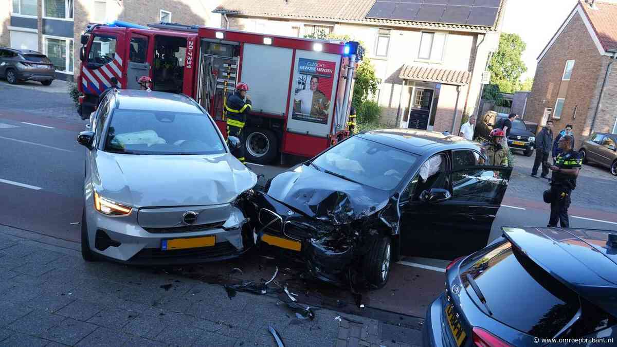 Drie auto's botsen op elkaar in Dongen, vrouw gewond