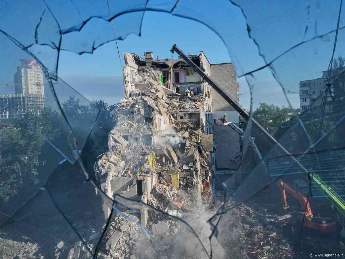 Oltre 30 morti a Kiev. Droni russi su Sumy: uccisa una bimba di un anno. Zelensky: "Reagiremo"