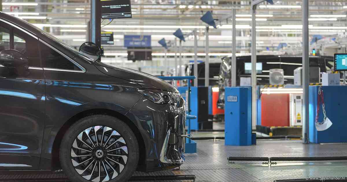 Langer werken, ontslagronde en uitgestelde bonus: duizenden werknemers Mercedes protesteren