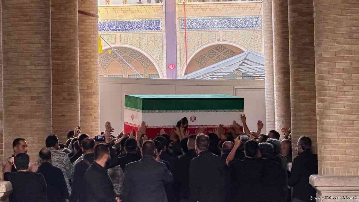 Iran, esposta la bara di Ali Khamenei nella Grande moschea di Teheran. Delegazioni da più di 100 paesi per i funerali dell’ayatollah
